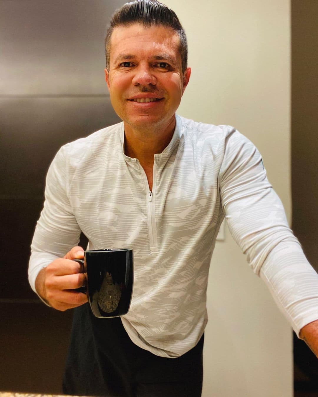 Recientemente, Jorge Medina reveló que trabajó como repartidor de comida y que ha tenido que vender algunos animales de su rancho por la falta de trabajo. “El coordinador de mi gira, emprendió un negocio de pollos y carnes asadas y durante dos fines de semana yo fui el repartidor… Les decía compren sus pollos, lo que quieran comprar y yo era el repartidor, para apoyar a mi compañero… No puedo gastar ahorita, tengo comida en mi mesa gracias a Dios y ya vendí la mitad de mis vacas. Tengo una colección de relojes guardada, yo no me pongo relojes ya desde hace como tres años y entonces dije ‘voy a vender las joyas, que vergüenza me va a dar, qué tiene de malo”, comentó.