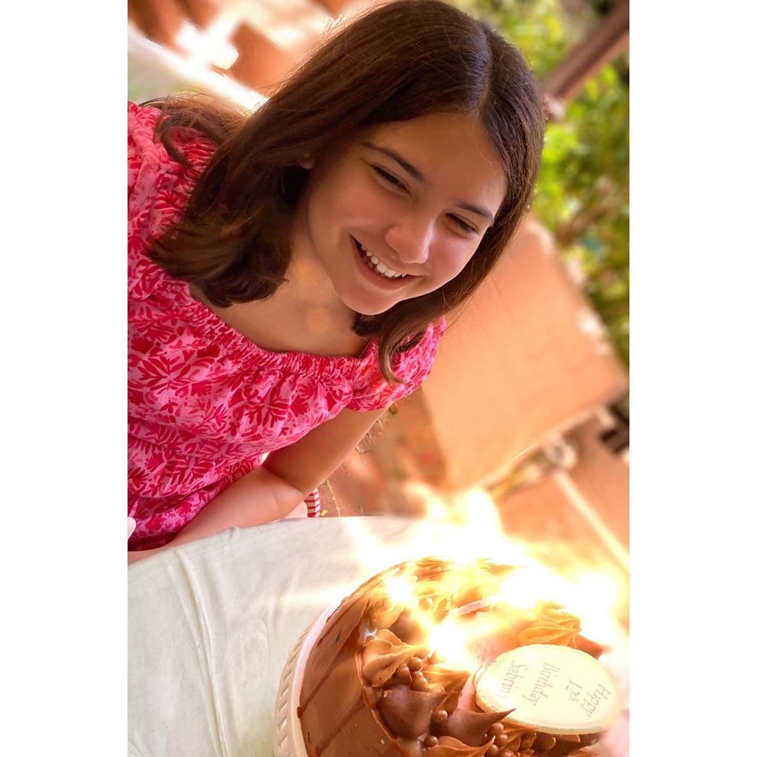 Hace unos meses, el diseñador Mitzy detalló que la menor desea una réplica en color rosa del vestido que la cantante utilizó en su boda en el 2000. “Dijo que ella también quería sus 15 años y que su vestido lo quería idéntico al de su mamá, una réplica, nada más que en color rosa”, precisó.