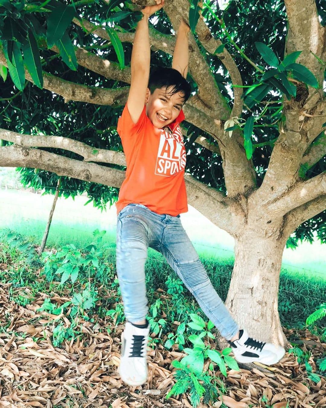 El pequeño siguió con su carrera de actor y en su cuenta oficial de Instagram, la cual es supervisada por sus papás, mostró que formó parte de Soltero con hijas.