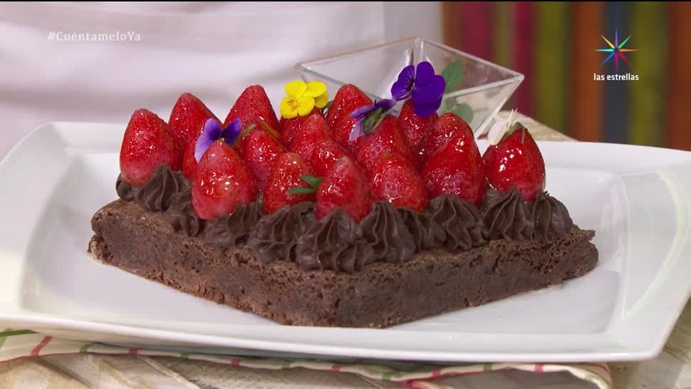Postre: ¡Bizcocho de chocolate y fresas!