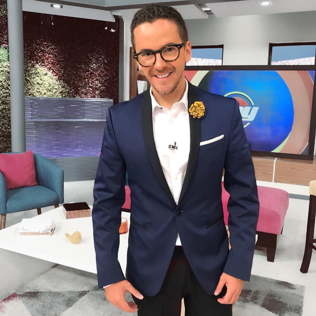 Mauricio Mancera es sorprendido por Natasha Dupeyrón al besarlo en la boca