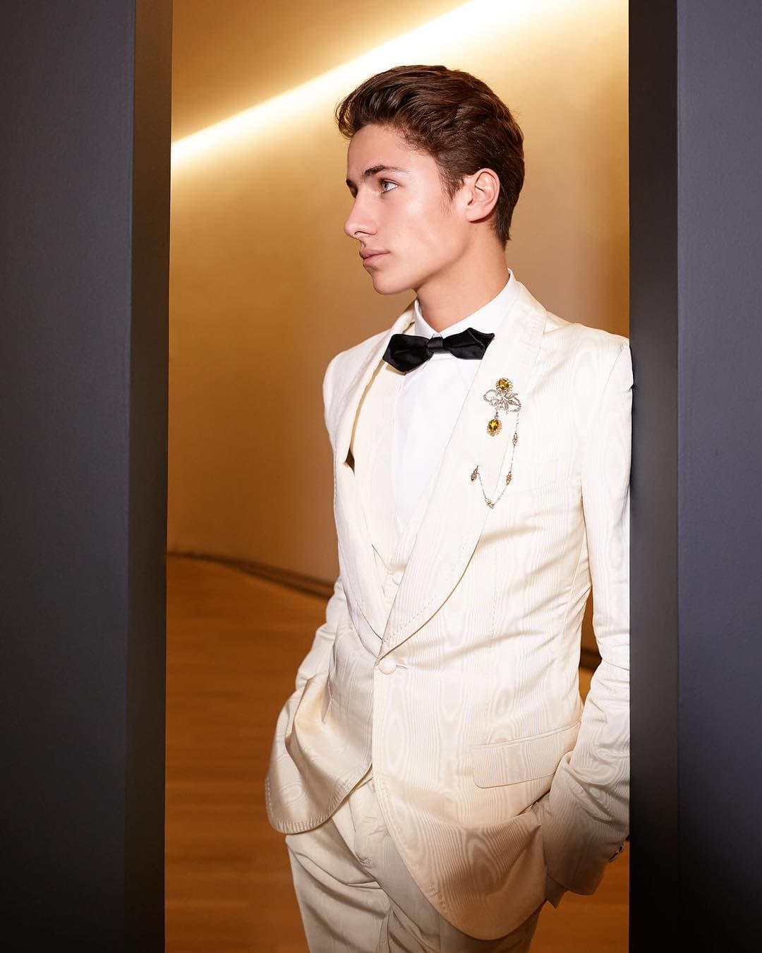 Tiene 22 años, es youtuber, actor y modelo mexicano.