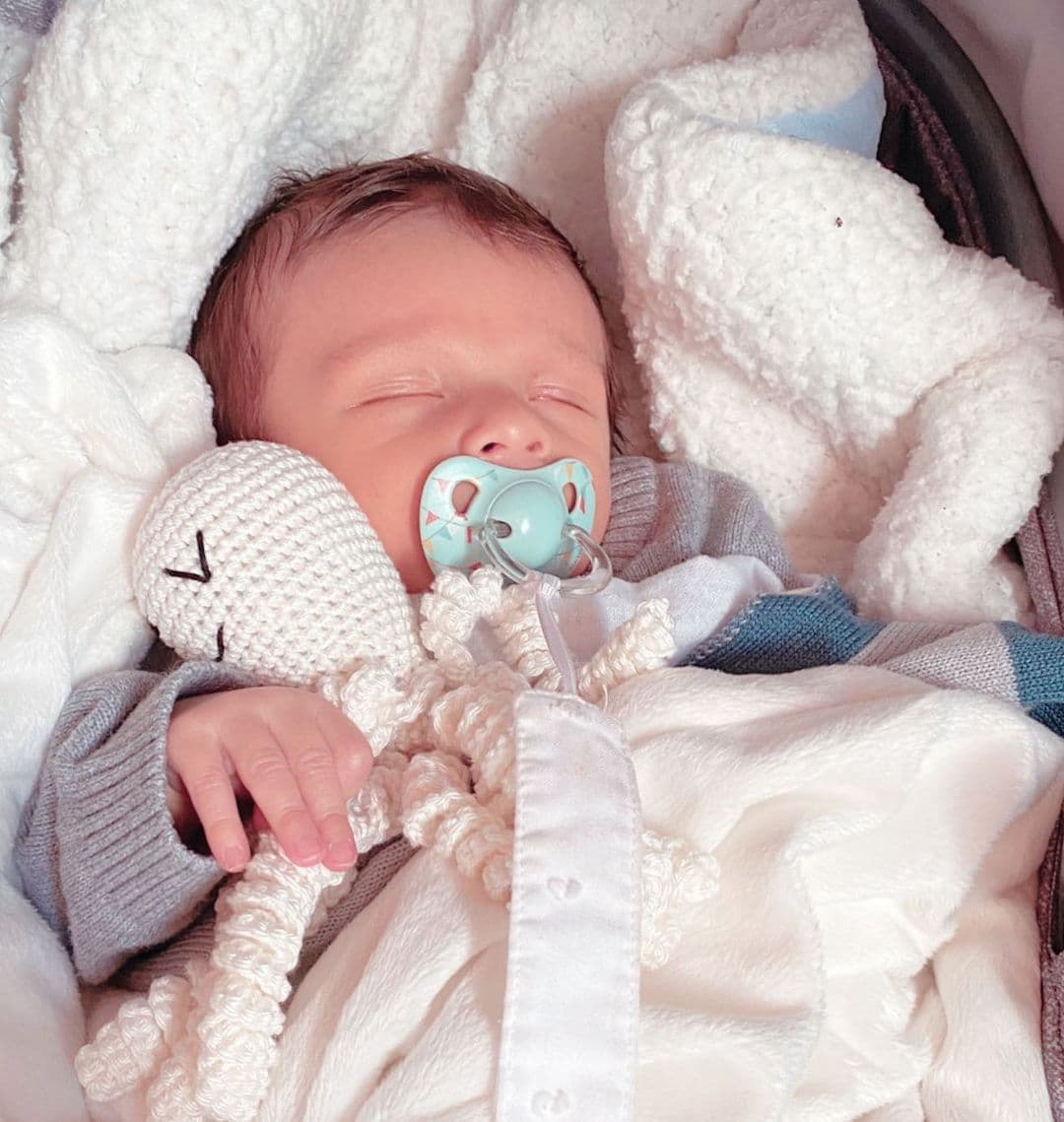 Al mismo tiempo que causaba revuelo por su transformación física, Mariana Echeverría publicó una de las fotos más tiernas de su hijo Lucca, a quien presumió dormido junto a sus muñecos favoritos. “Siesta”, precisó como descripción.