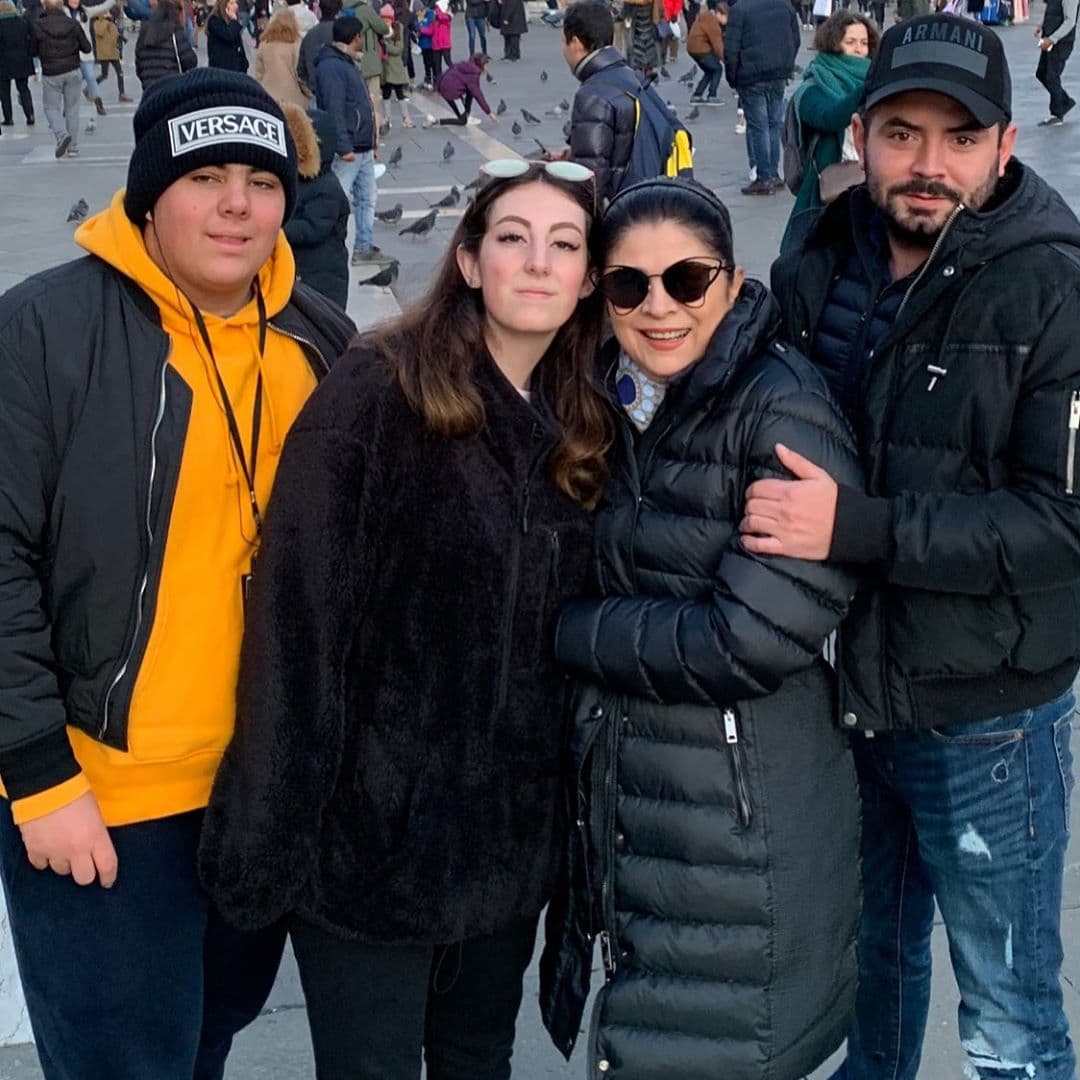 “Vicky sí quiere fiesta clásica, quiere que su papá, su tío, su hermano José Eduardo bailen con ella el vals, pobrecita porque su papá baila muy bien, pero sus hermanos bailan horrible, digo José Eduardo baila muy feo y Anuar, bueno no se diga”, indicó Victoria Ruffo, según reportó El Universal.