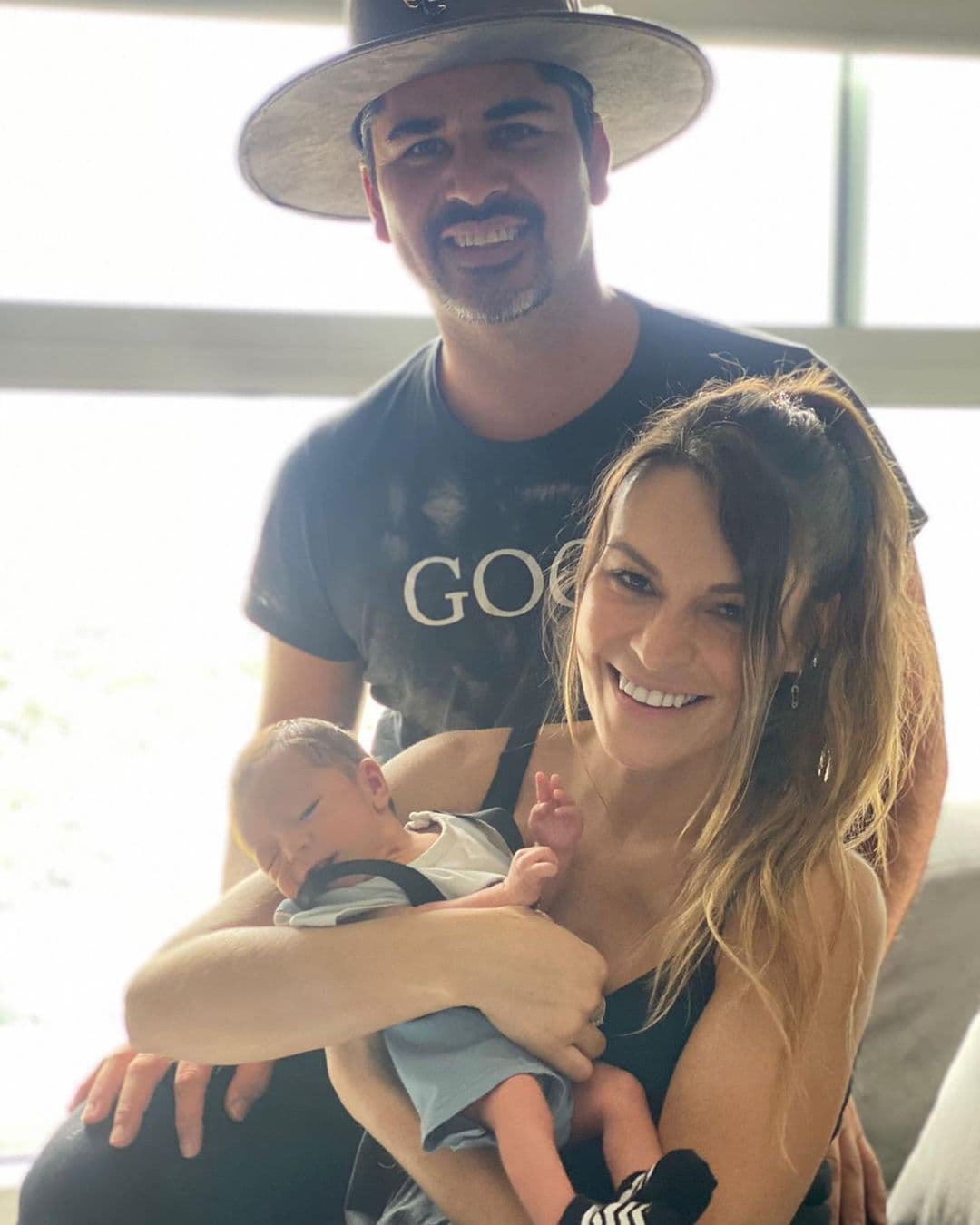 Jenny García de Hoy se convirtió en mamá hace unos días y aunque había evitado mostrar el rostro de su bebé; ahora causó revuelo por dejar ver, como nunca antes, la carita de Luca en la primera sesión fotográfica del recién nacido.