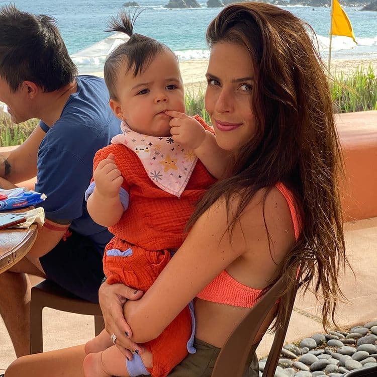 Claudia Álvarez no deja de mostrar lo completa y feliz que se siente en su faceta de mamá de la pequeña Kira, quien en diciembre de 2019.