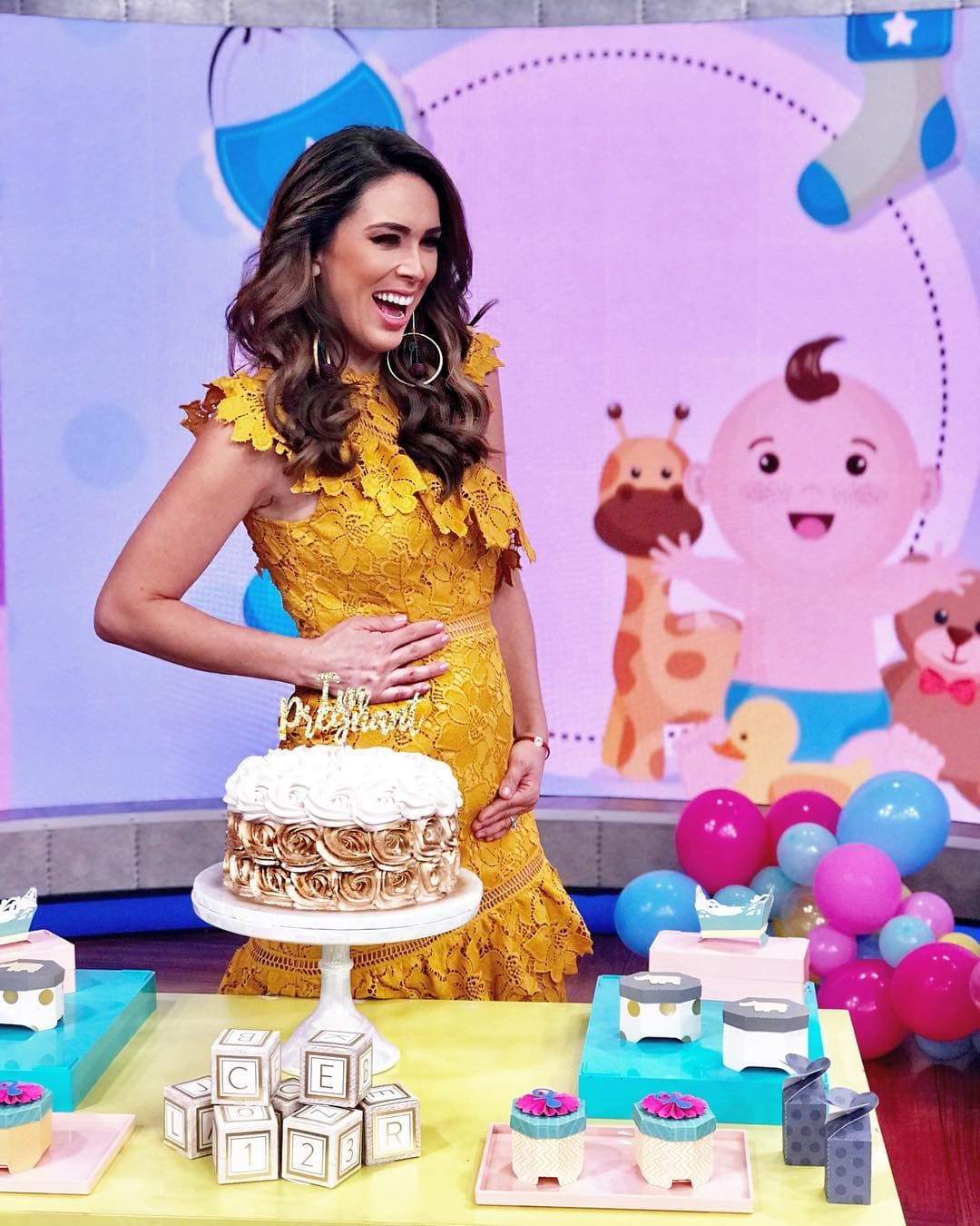 Jacqueline Bracamontes presume su pancita de embarazo en bikini