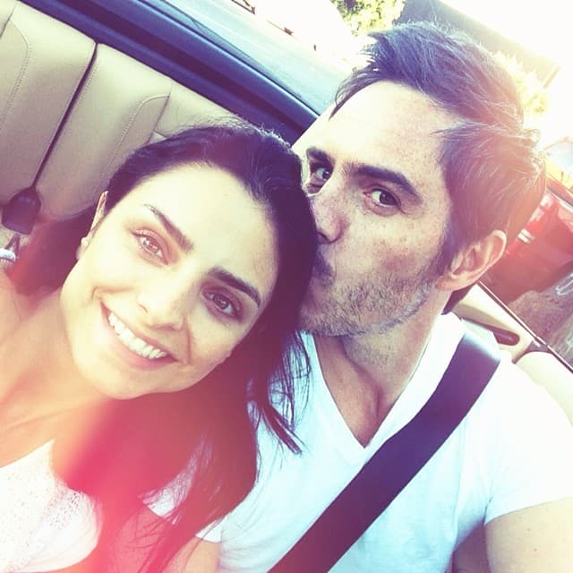 “Le dije a Ais ‘me gustaría seguirte conociendo’, me dijo ‘sí perfecto’. Regresé de un viaje, la invité a salir y ahí empezó todo. La verdad es una mujer bellísima por fuera, pero es mucho más bella por dentro. Estoy enamoradísimo de ella, haciendo la lucha todos los días para que este amor crezca y crezca”, reveló Ochmann en enero de 2015.