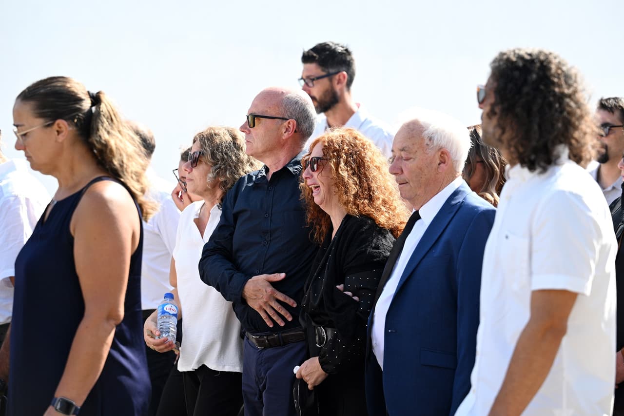 Captan llorando y desconsolada a la madre de Diogo y André en el funeral de sus hijos