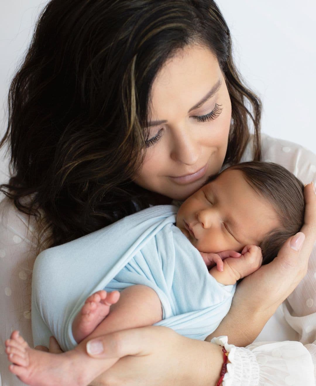 Y es que Lucca no solo causa revuelo gracias a las fotos tomadas por sus famosos papás, también enterneció hace unos días al protagonizar su primera sesión fotográfica en la que incluso apareció sonriendo.