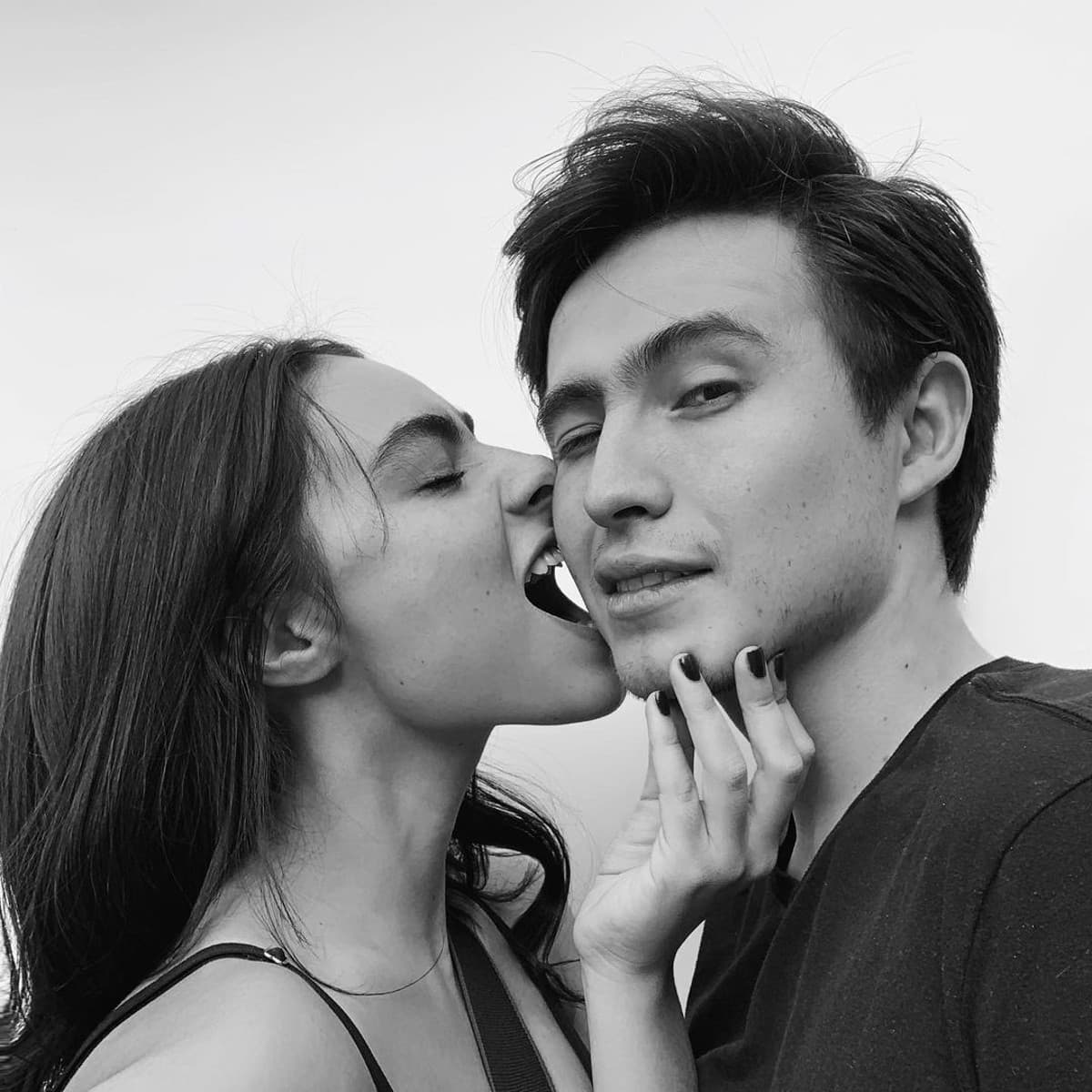 Y es que constantemente protagonizan amorosas fotografías en sus redes sociales, donde la actriz suele describir al Luis Curiel como su alma gemela.