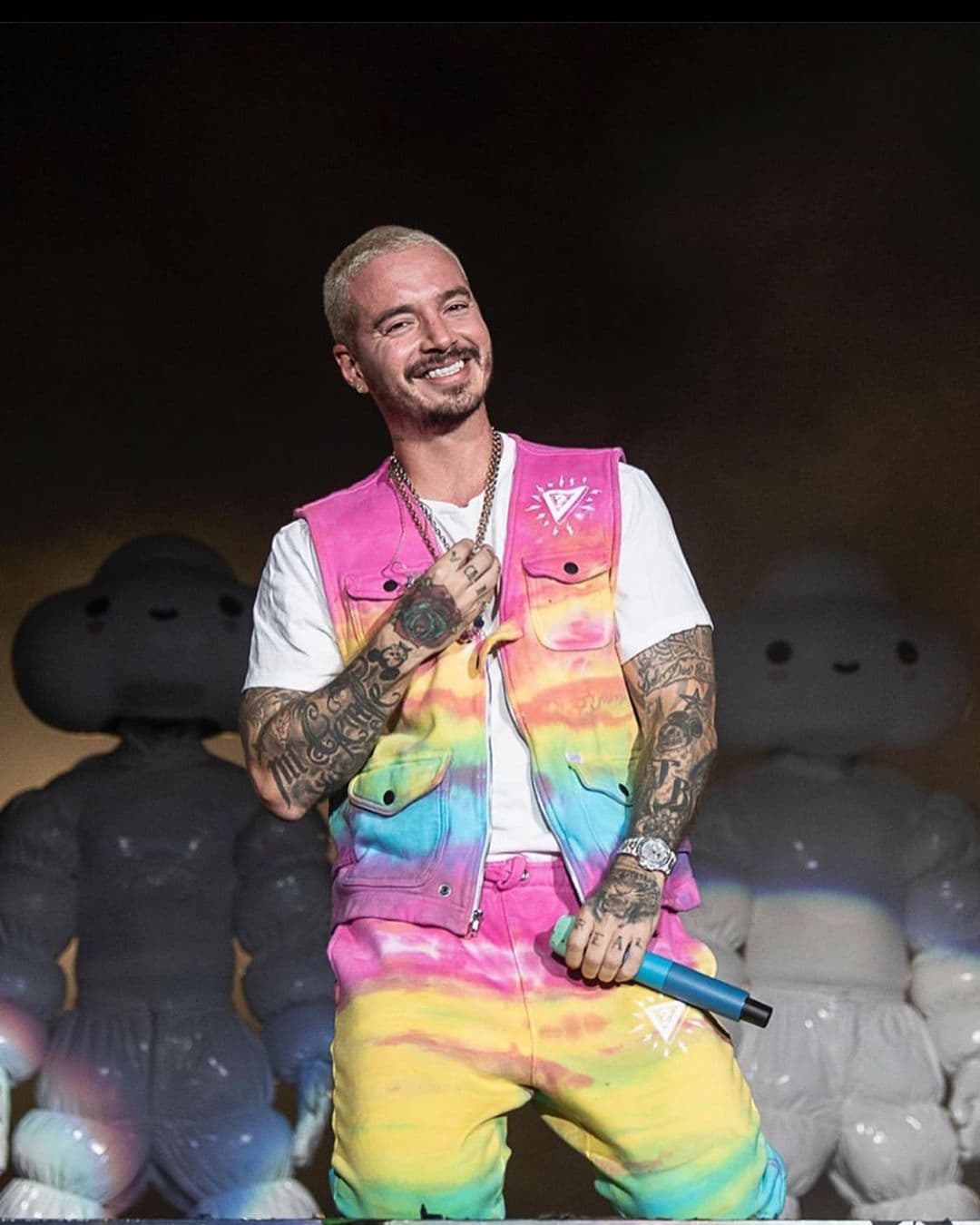 J Balvin estalla contra sus críticos y los usuarios le reclaman sus incongruencias