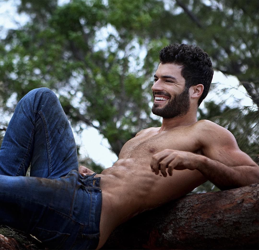 Guapo y con un cuerpo impresionante… te presentamos nuestra selección de fotos del actor cubano Adrián Di Monte.