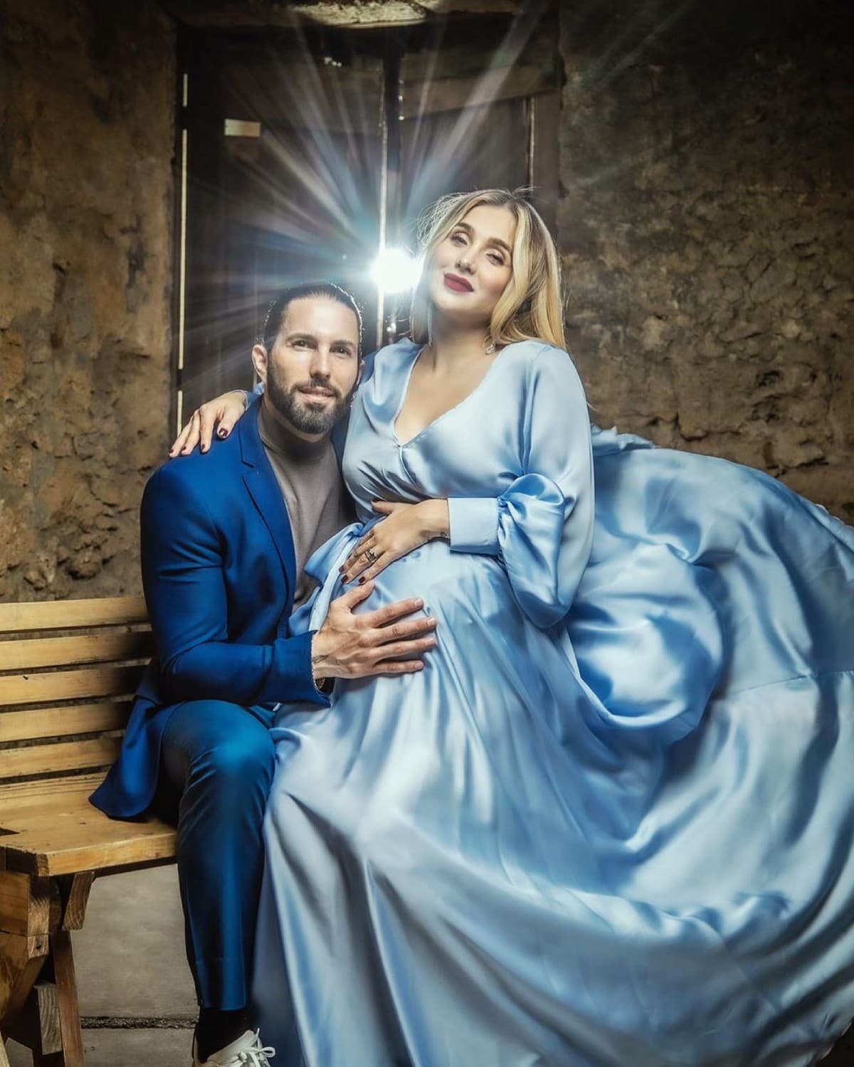 Poncho De Nigris transmite el parto de su esposa y presenta a su hijo