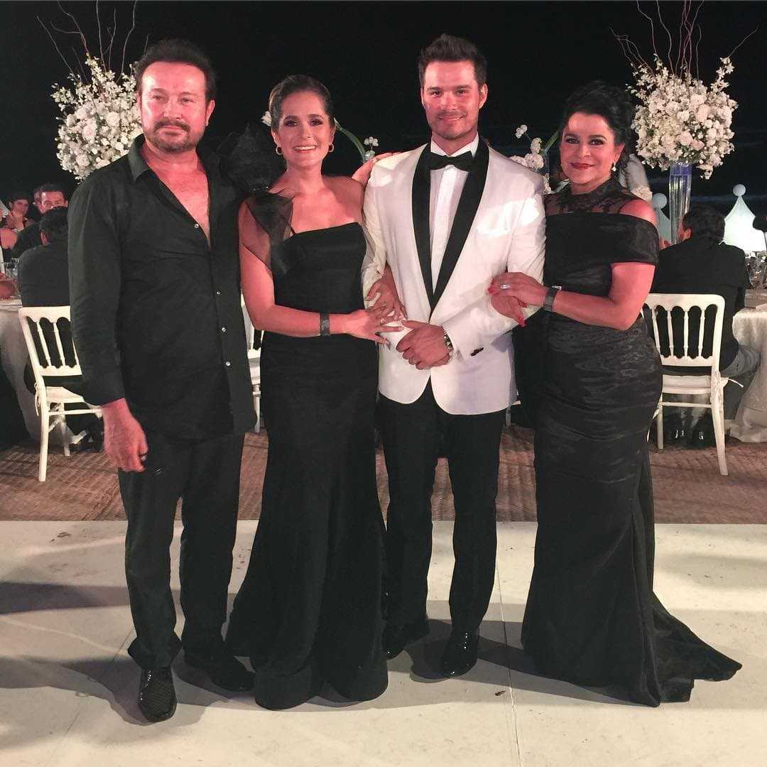 Sin embargo, el flechazo que hubo entre sus hijos Brandon Peniche y Kristal Cid, en 2011, los convirtió en consuegros, pues cinco años de haber iniciado su noviazgo, los jóvenes se casaron, convirtiéndose en consuegros a finales de 2016.