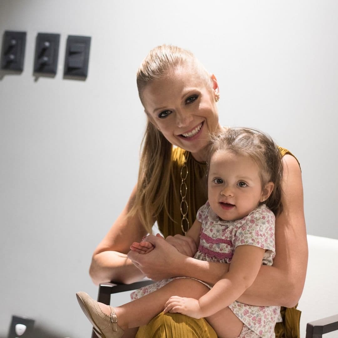 Ana Layevska presume su pancita de embarazo en bikini y su hija la imita