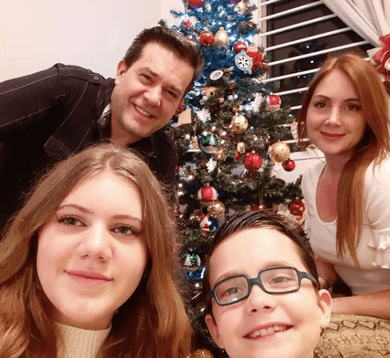 La pareja tiene dos hijos: Isabella, de casi 15 años, y Stefano, quien tiene 10 años. El actor también suele compartir imágenes junto a ellos, como esta diapositiva que publicó en la navidad de 2020.
