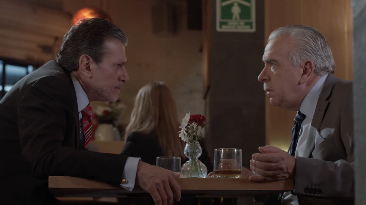 'Gonzalo' (José Elías Moreno) invita a cenar a 'Alonso Vega' en agradecimiento por la ayuda de su despacho a sus doctores.