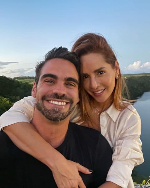 La actriz colombiana y el conductor de televsión presumen su amor en redes sociales.