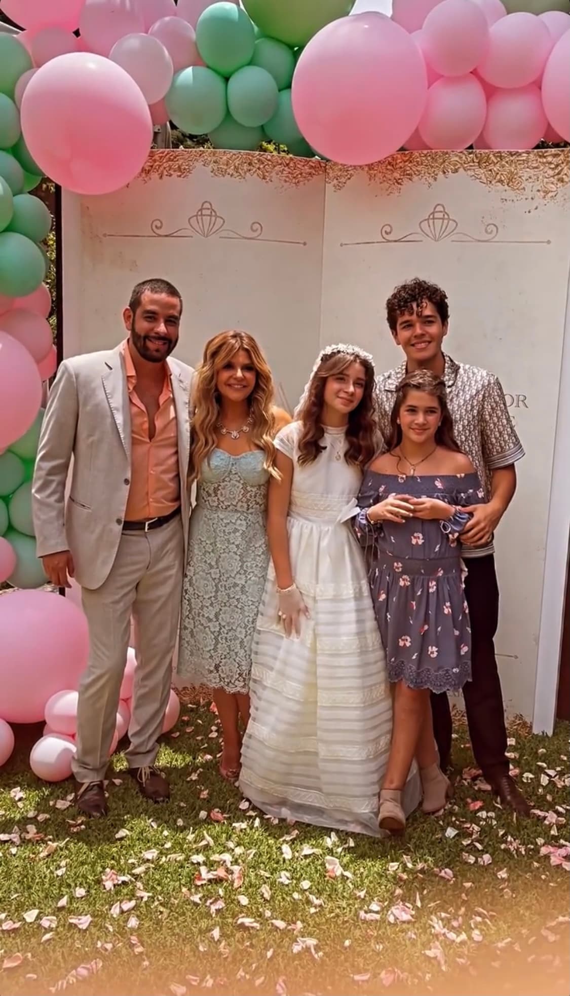 Luego de que aparecieran las primeras imágenes de la ceremonia religiosa con la que Itatí Cantoral celebró la primera comunión de su hija María Itatí, las redes sociales se inundaron de fotografías de la majestuosa fiesta que organizó en Cuernavaca, Morelos.