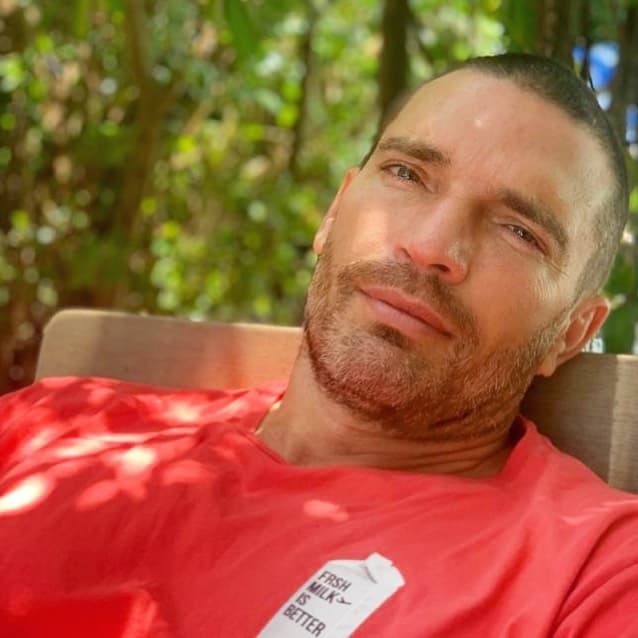 Anteriormente, durante una entrevista con Luis Alfonso Borrego, Julián había declarado que se estaba dando una oportunidad en el amor, sin embargo, había dejado en el misterio la identidad de su pareja.