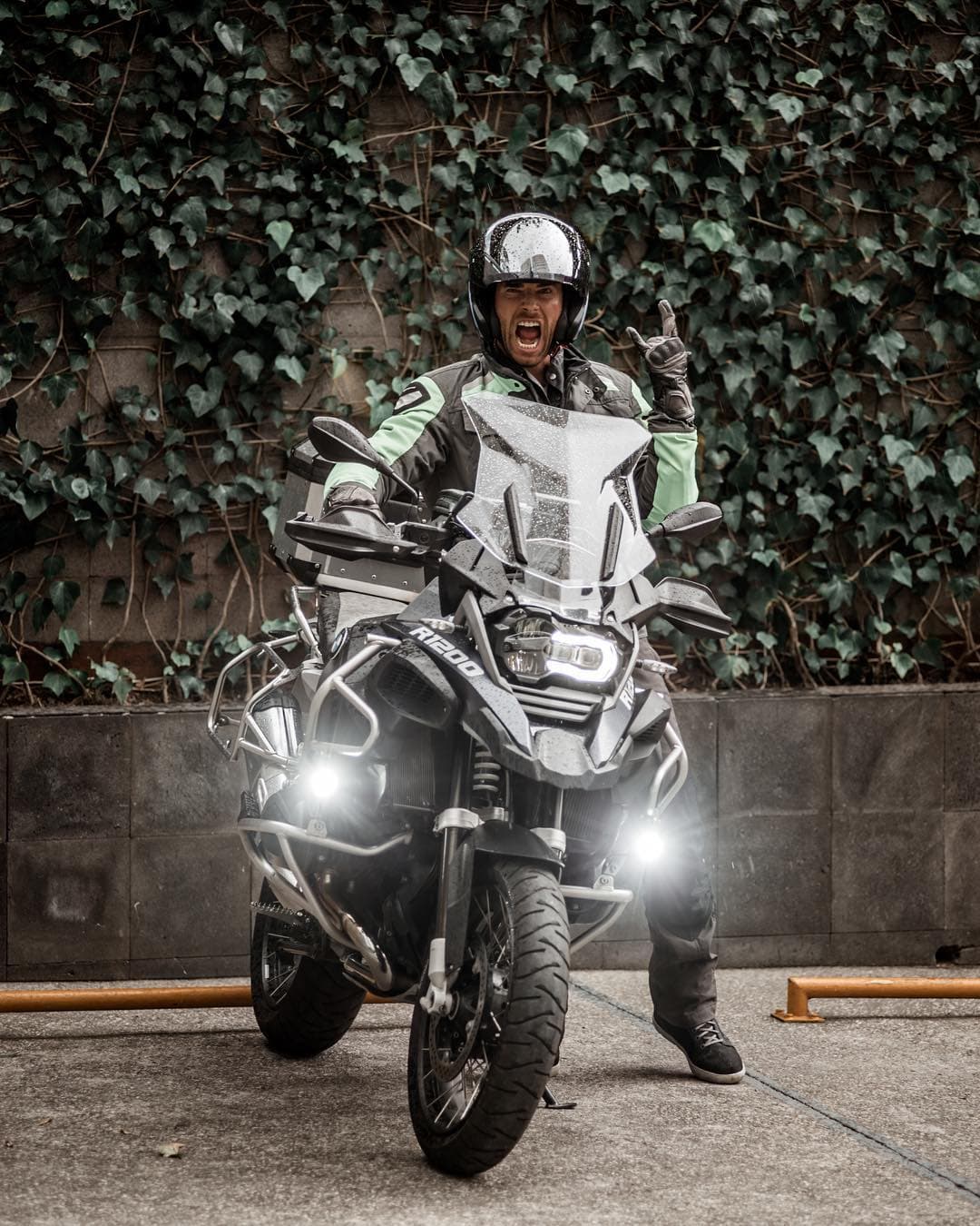También tiene toques del chico malo, gracias a su amor por las motocicletas