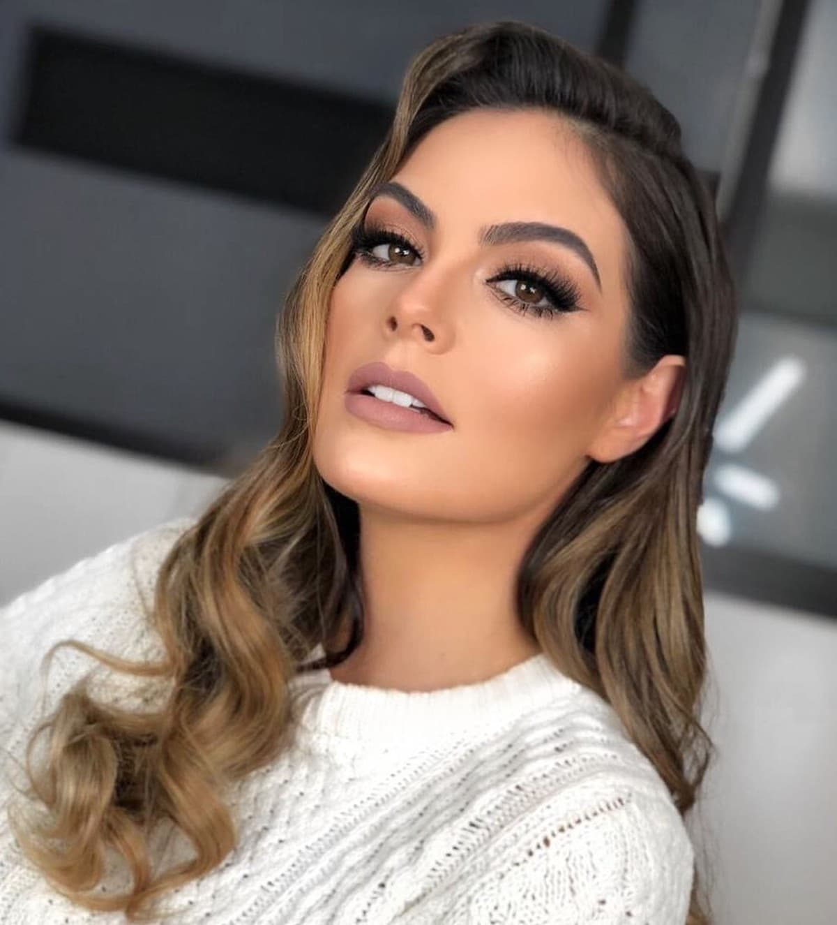 Ximena Navarrete responde contundente a críticas por pintarse el cabello en su embarazo