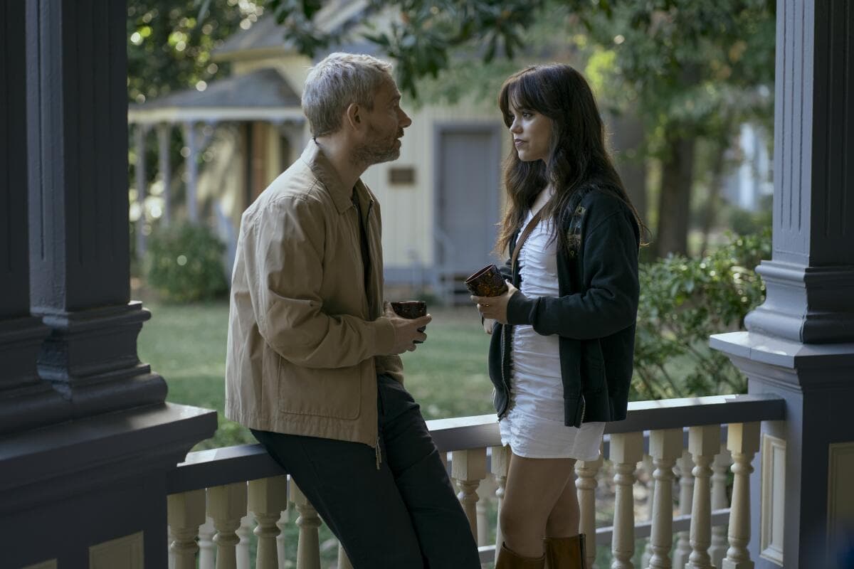 Jenna Ortega y Martin Freeman en la película 'Miller's Girl'