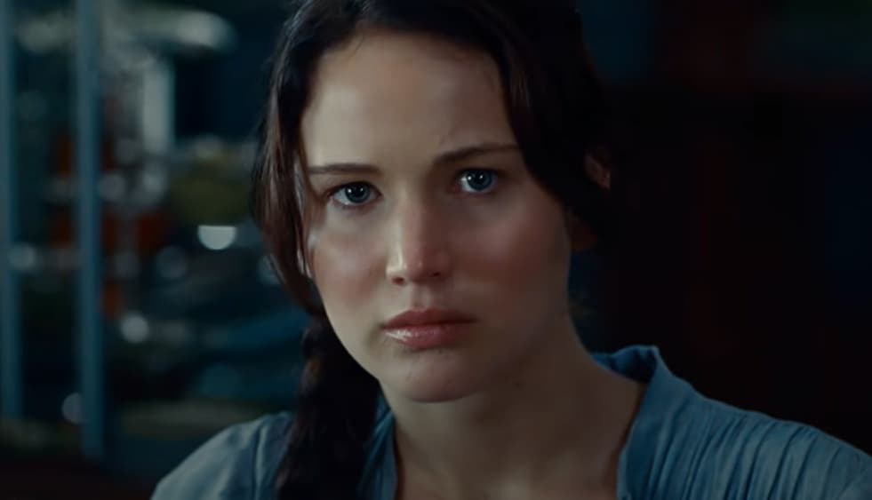 Tan solo unos meses antes, había participado en 'X-Men: First Class', en el rol de Mystique. Es una de las actrices más jóvenes en ser nominadas al Oscar, ya que compitió por la estatuilla cuando solo tenía 20 años de edad, por su actuación en 'Winter's Bone'.