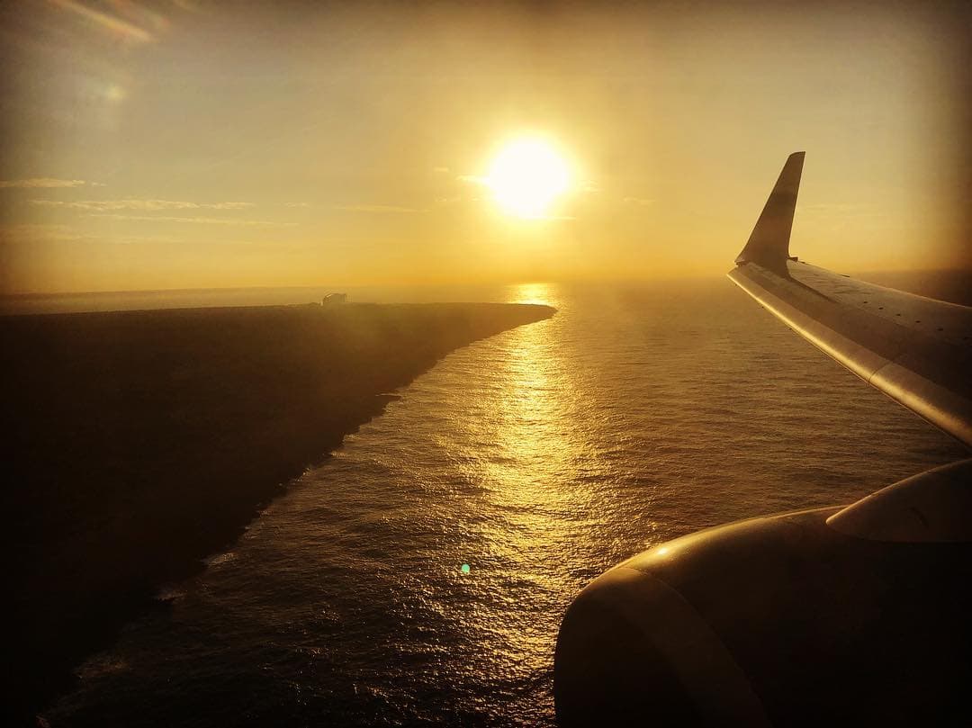 Ella saludó desde el avión, a su llegada a la isla.