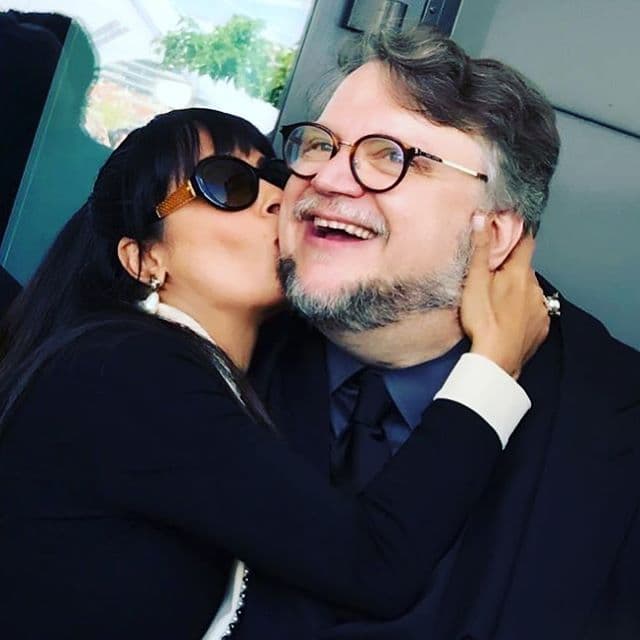 Entre algunos de sus mejores amigos dentro de la industria del cine, Hayek suele rodearse de directores como Guillermo del Toro y Alfonso Cuarón.