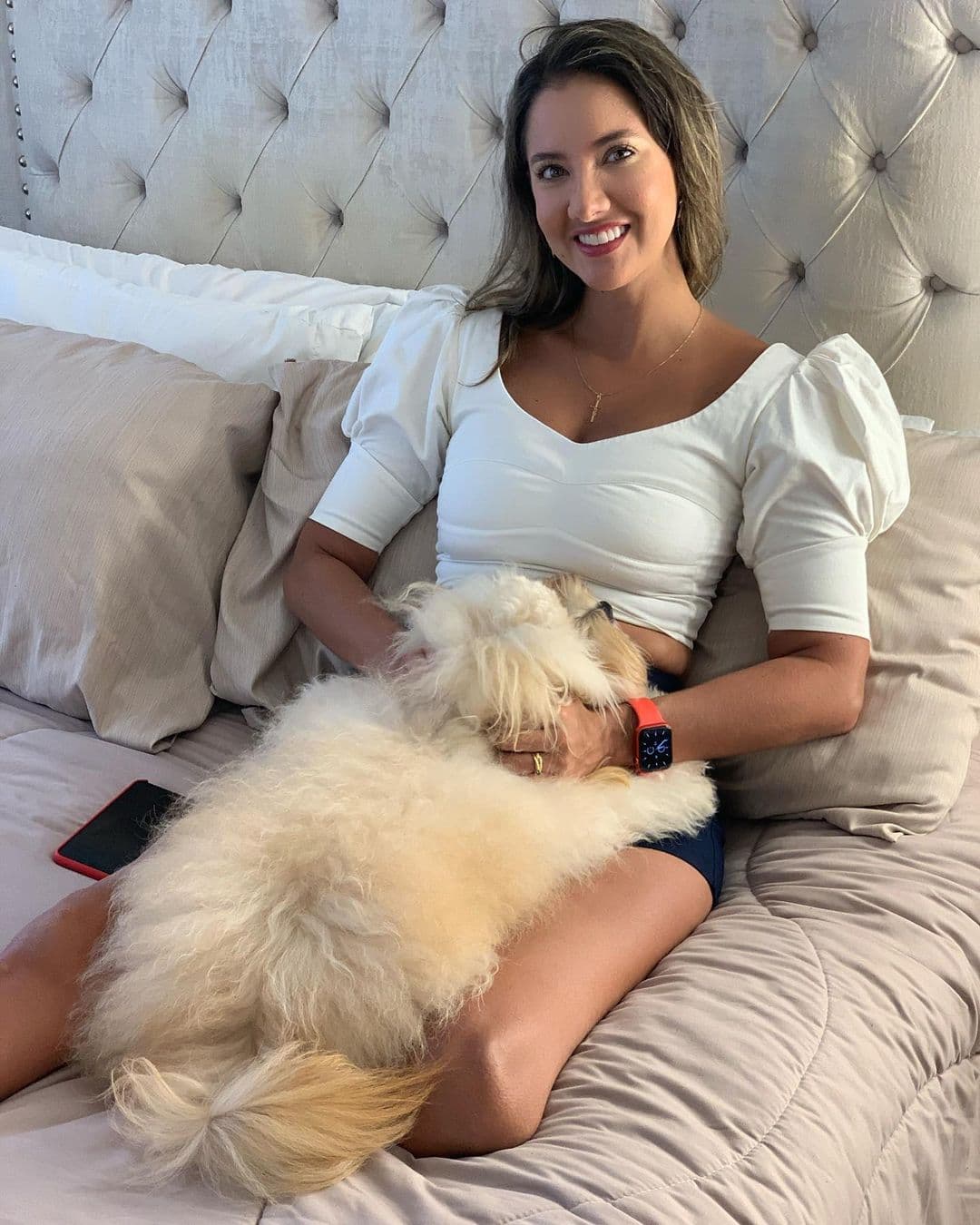 Daniella Álvarez aparece en portada de revista presumiendo su prótesis por primera vez