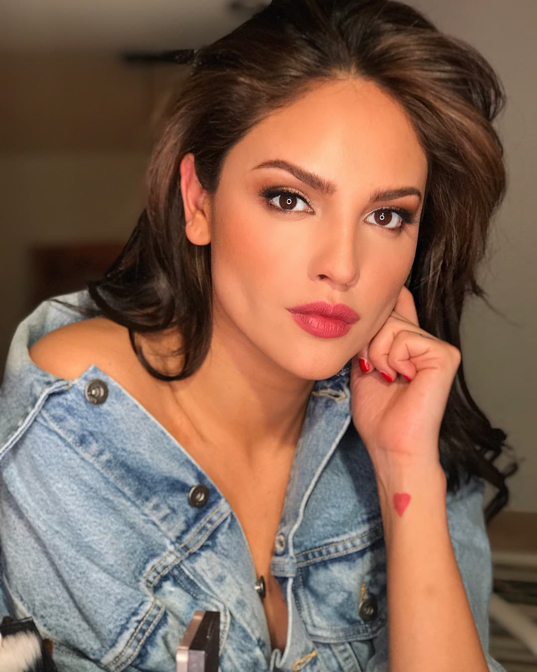 La actriz Eiza González apareció sin ropa interior y al natural