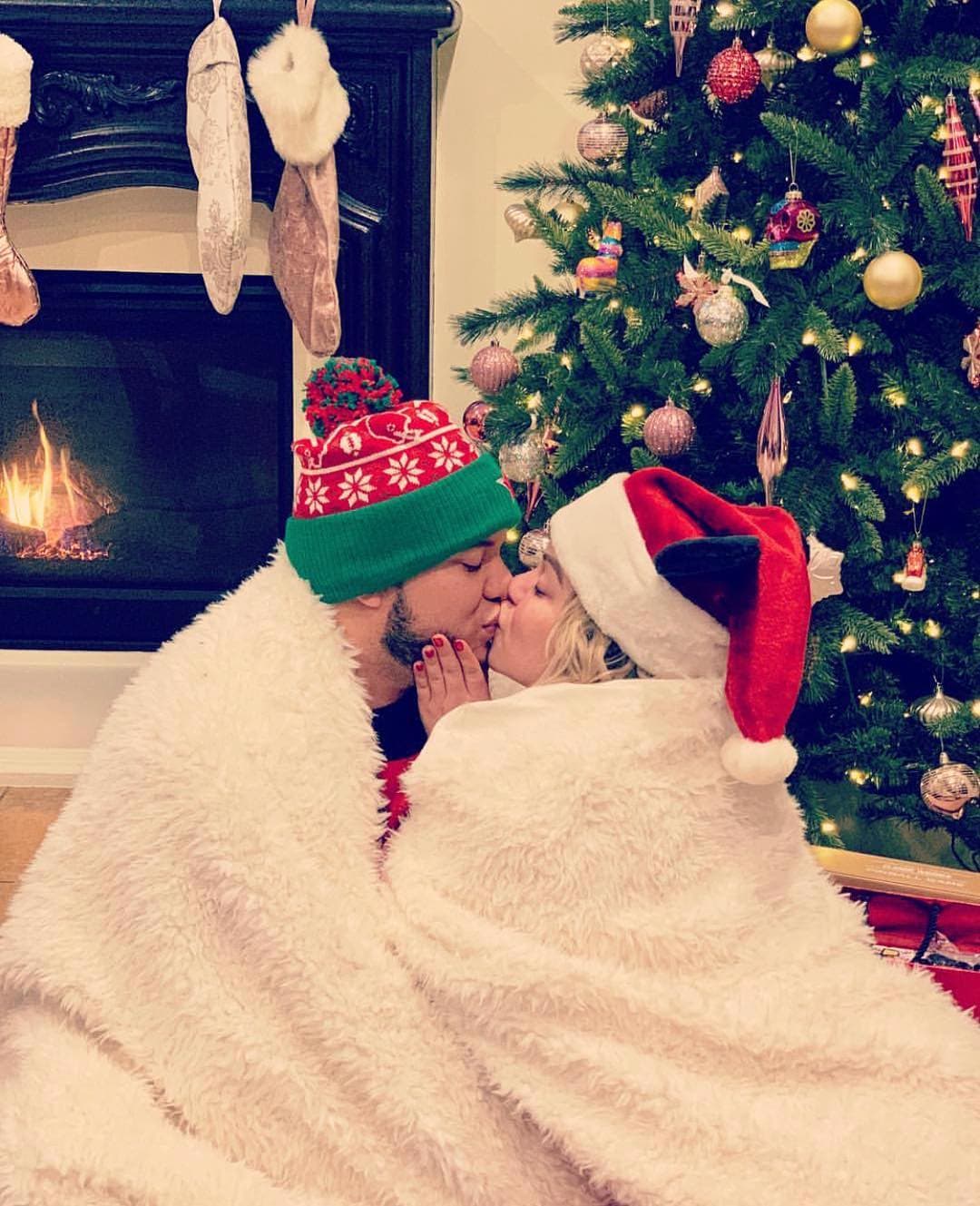 Con un tierno beso, Chiquis y Lorenzo desearon Feliz Navidad.