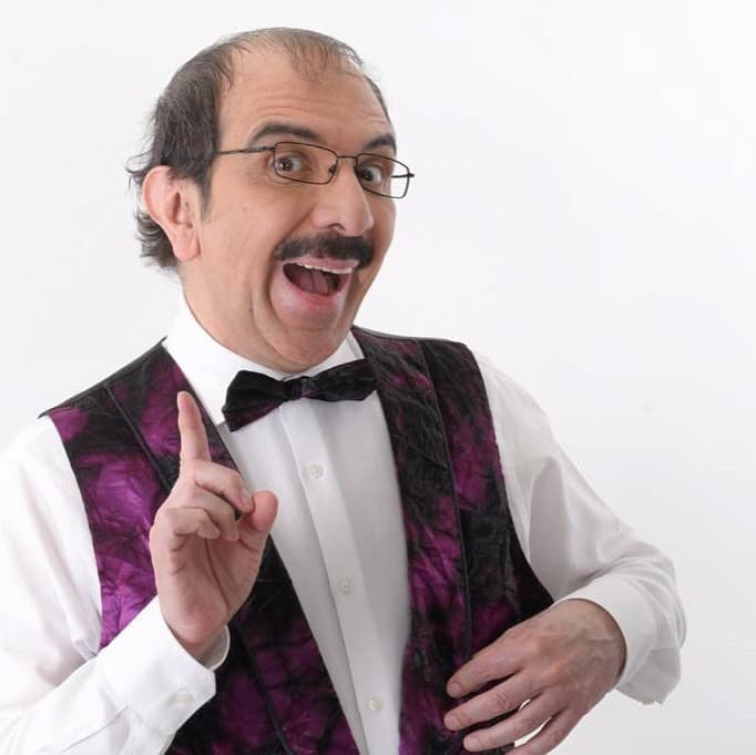 Gustavo Munguía, mejor conocido como 'Paul Yester', quien actualmente colabora en el programa '+ Noche' con Isrel Jaitovich, también estará con nosotros.