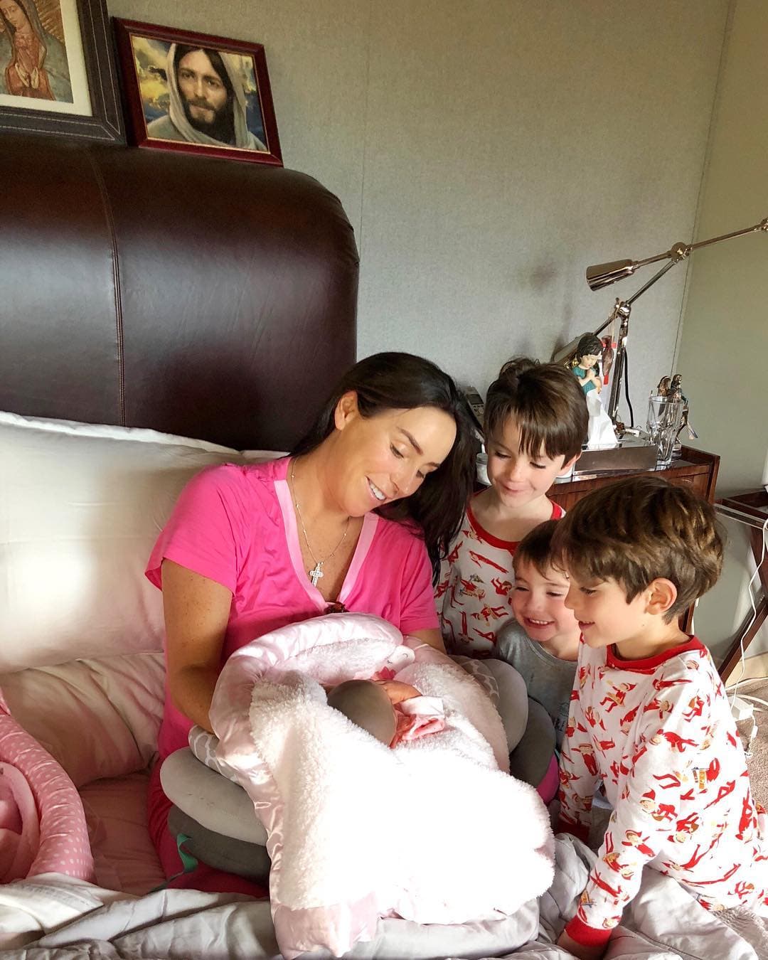 La conductora comparte en redes sociales cómo sus hijos cuidan a María