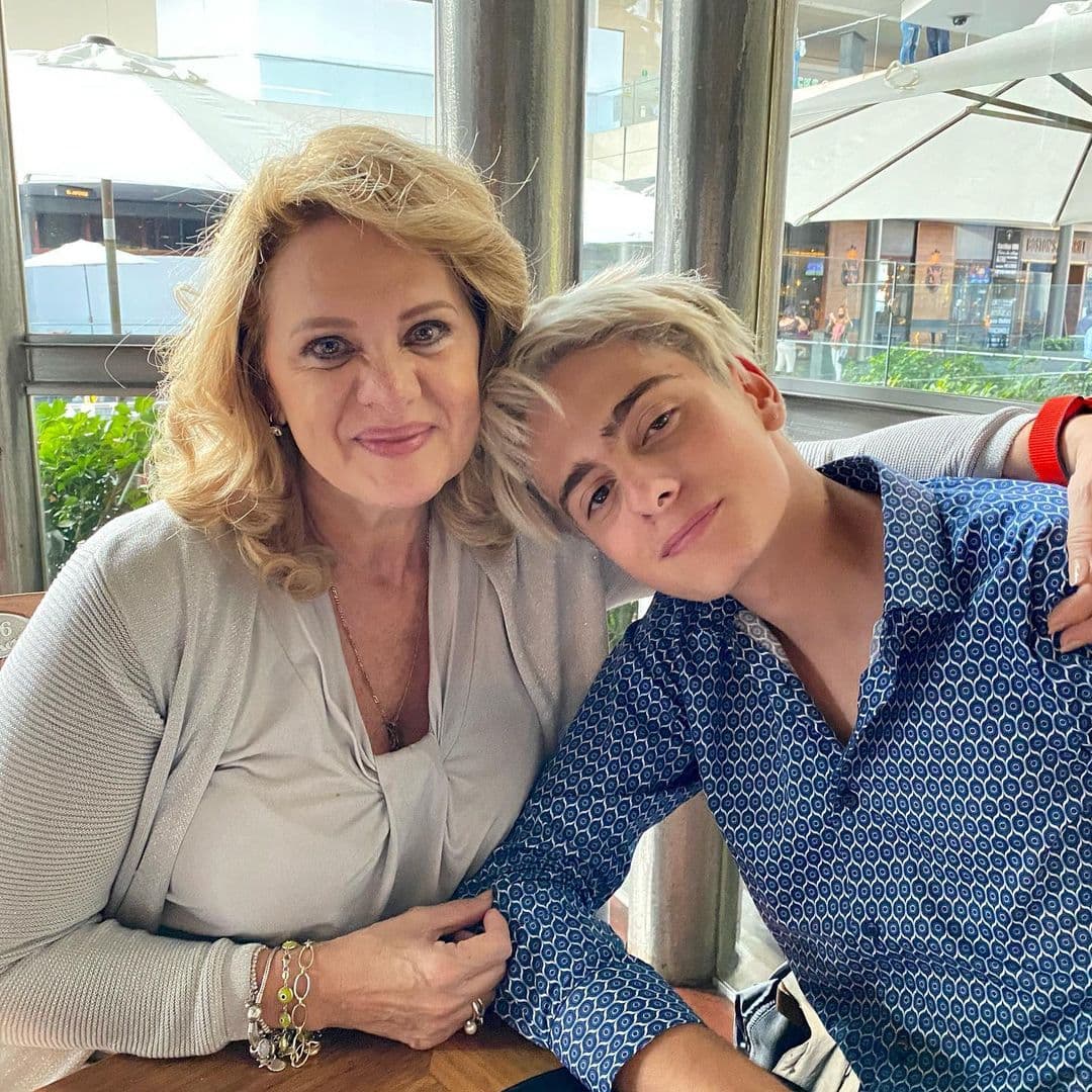 Erika Buenfil y su hijo impactan con enorme árbol de Navidad y esferas de Santa Claus