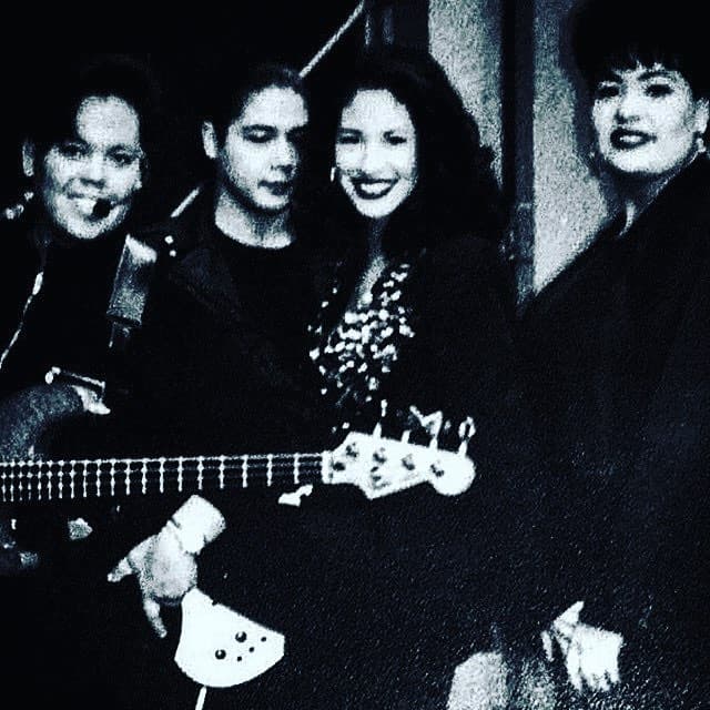 A partir de 1989, Selena se convirtió en una de las solistas más exitosas de esa época; sin embargo, eso no impidió que sus hermanos siguieran tocando a su lado.