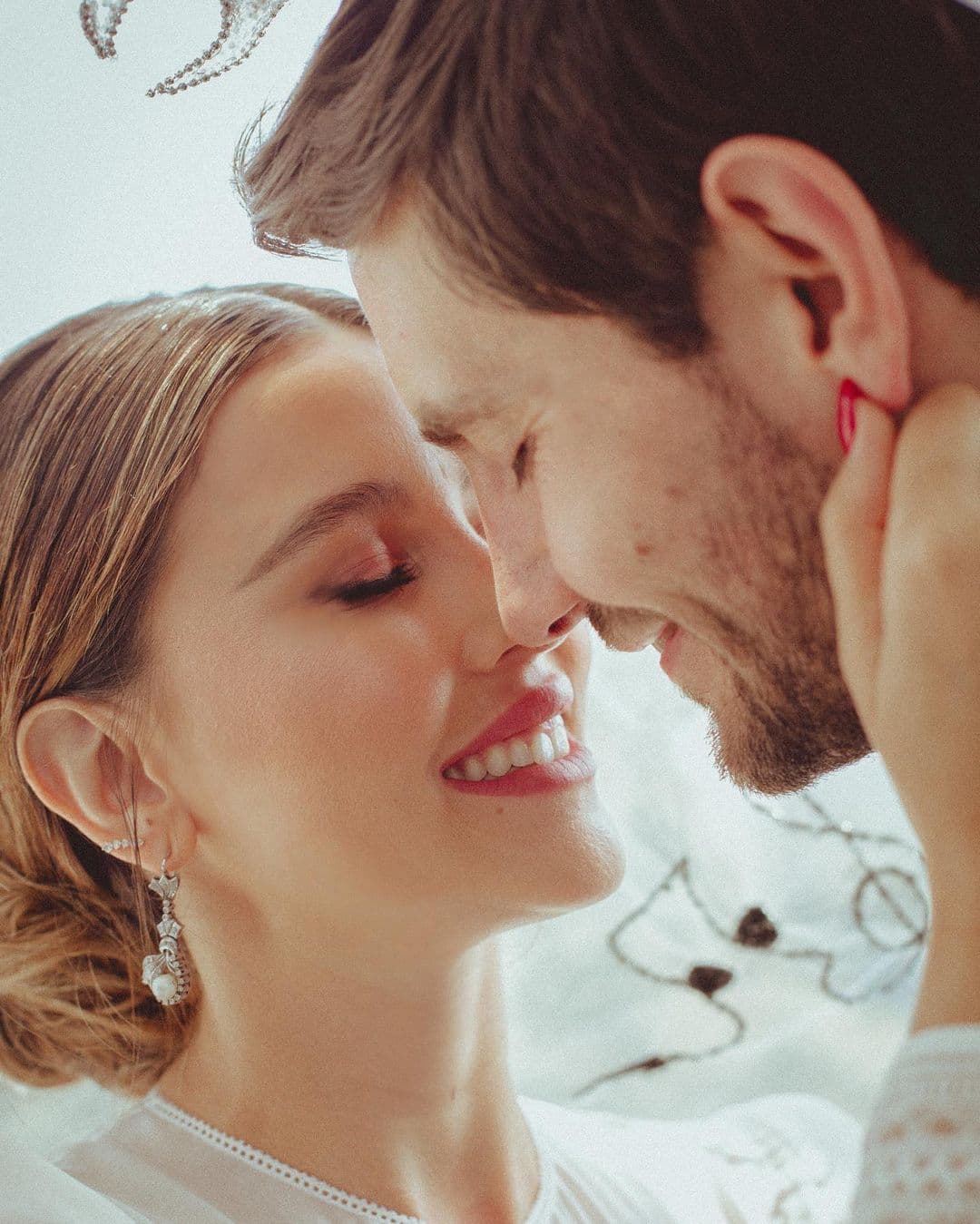 Esposo de Paulina Goto tenía un mensaje 'secreto' bordado en su traje