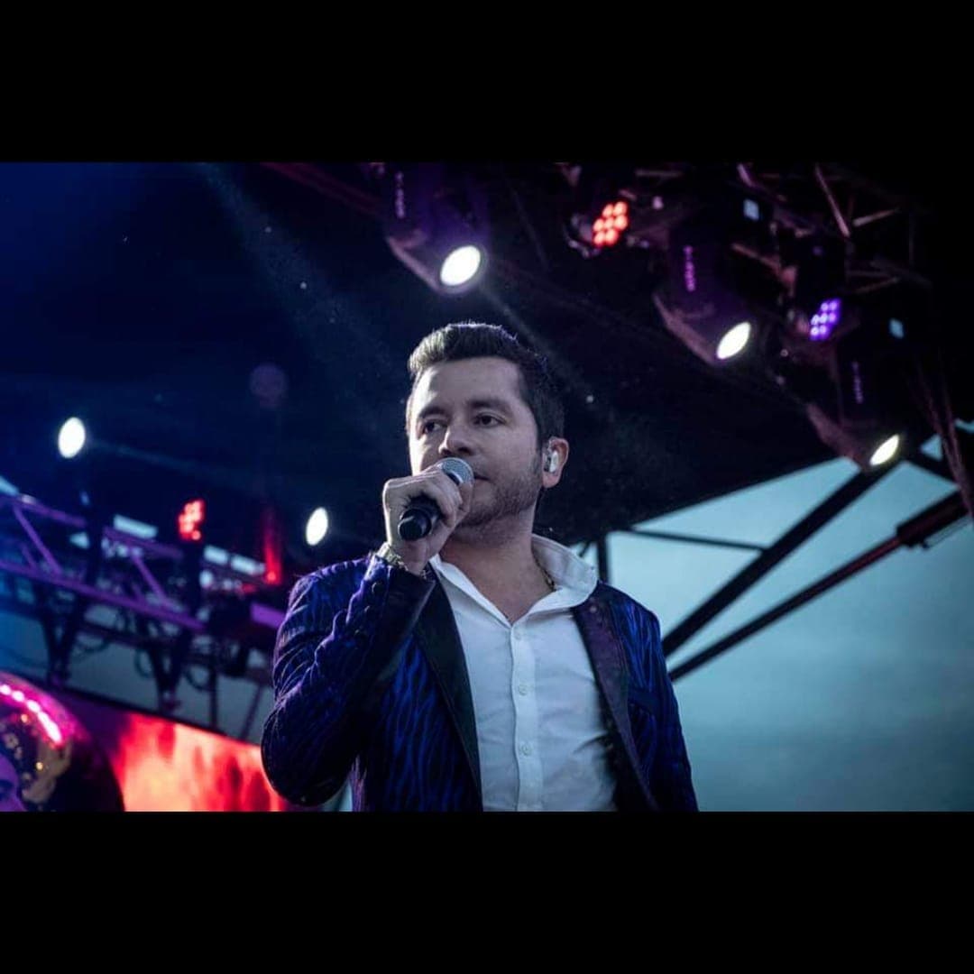 Memo Garza, vocalista de La Adictiva, sorprendió con un video en vivo mientras se tatuaba