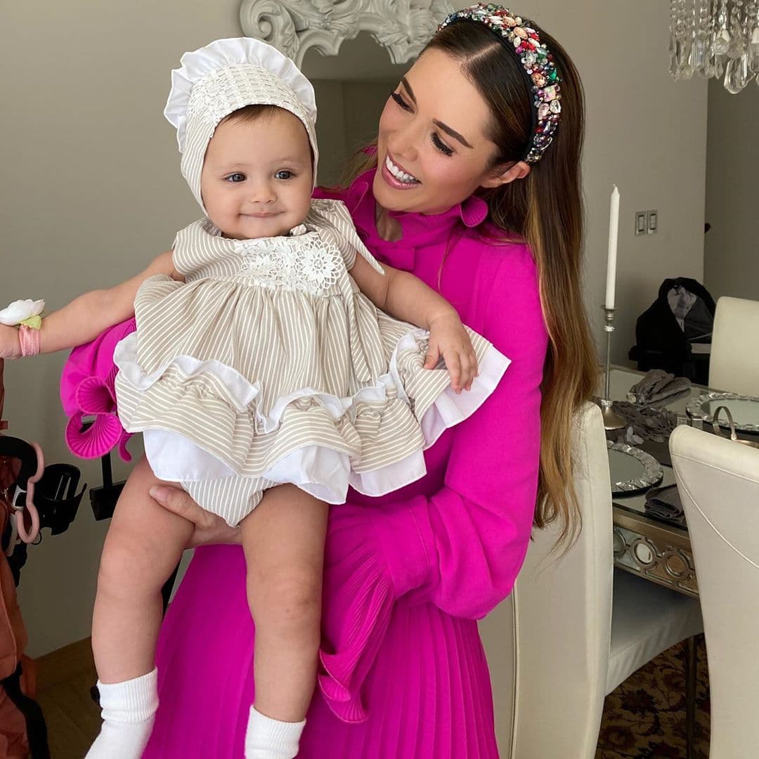 Marlene Favela también celebró su primer 10 de mayo en compañía de su hija Bella, a quien le dedicó un emotivo mensaje en redes sociales. “¡GRACIAS POR HACERME LA MUJER MÁS FELIZ DEL MUNDO! ¡MI ADORADA PRINCESA @bellaseely_ GRACIAS POR ESCOGERME COMO TÚ MAMÁ! ¡ERES MI REGALO DE DIOS, MI TESORO, SIN TÍ MI VIDA NO TENDRÍA SENTIDO! ¡¡¡TE AMO POR SIEMPRE Y PARA SIEMPRE!!! #felizdiadelamadre #happymothersday MI PRIMER DÍA DE LAS MADRES.