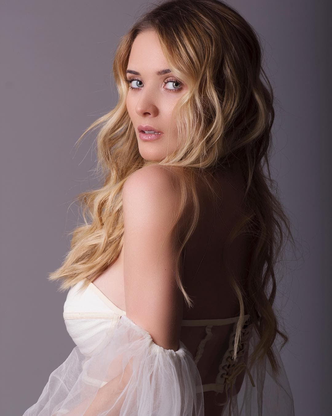 Kimberly Dos Ramos, quien se encuentra en la segunda temporada de ‘Por amar sin ley’, es otra posible candidata.