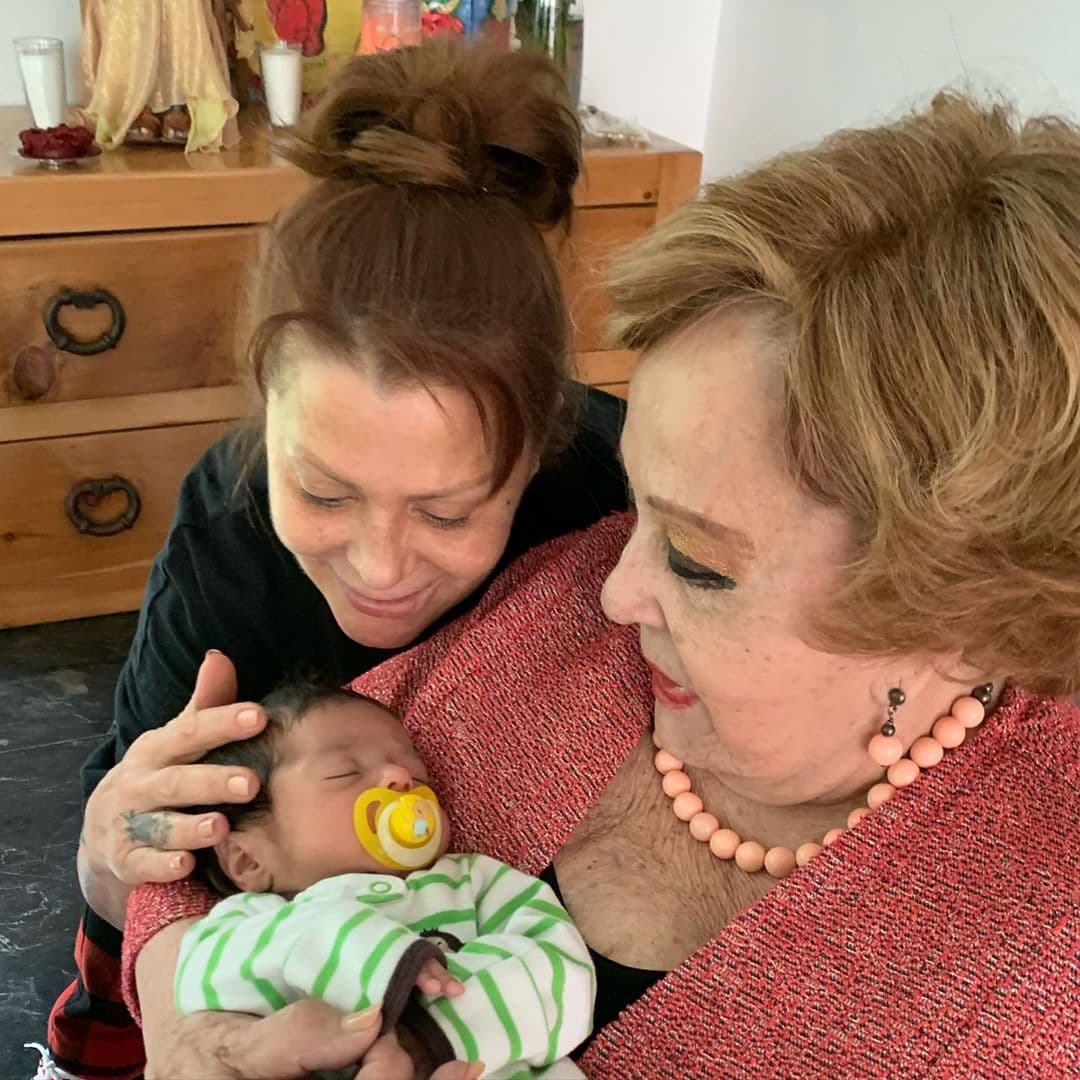 Otro encuentro que también se volvió tendencia fue el de Apolo con Alejandra Guzmán, quien además de ser su tía, se convirtió en su madrina de bautizo.