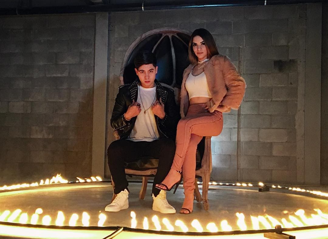 Hace unas semanas, Juan de Dios Pantoja confirmó su separación de Kimberly Loaiza a través de un video en su canal de YouTube, donde afirmó: “Kimberly me pidió que me fuera, Kimberly me terminó… Yo sé que está cansada de mí, no creo que sea un tiempo… Siento que algo murió en su corazón… Me duele que esta historia termine así”.