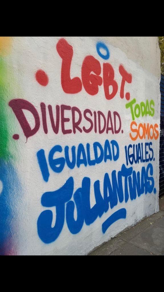 Los murales estuvieron acompañados de mensajes en apoyo a la comunidad LGBTQ+.