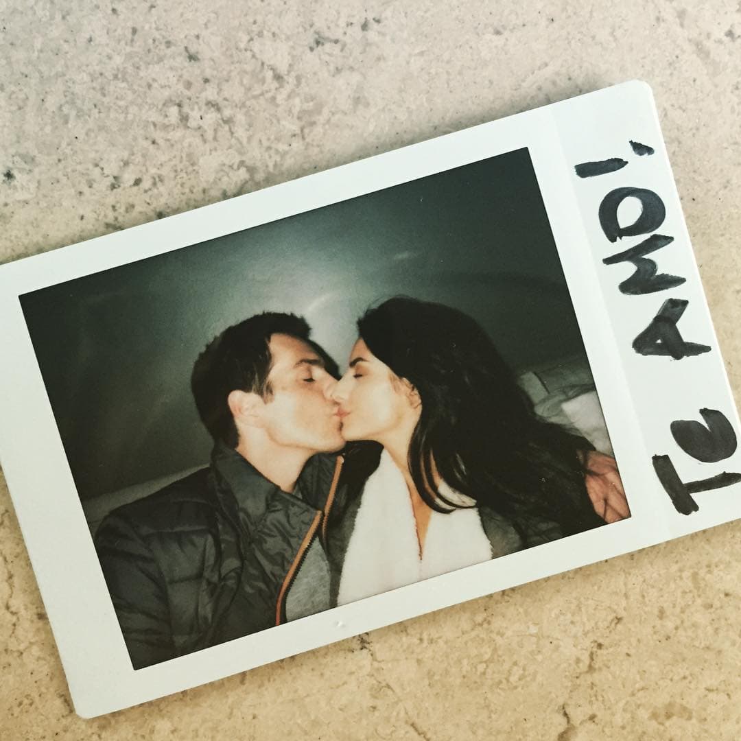 En noviembre de 2015, Aislinn Derbez y Mauricio Ochmann anunciaron su compromiso en la portada de la revista ¡HOLA!, en la que ambos destaparon algunos detalles de cómo fue la propuesta de matrimonio. “Cuando me preguntó que si me quería casar con él, me puse a llorar. Los dos lloramos”, indicó la primogénita de Eugenio Derbez.