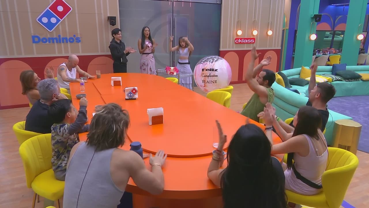 Junto a sus compañeros de La Casa de los Famosos México 2025, Elaine Haro celebra su cumpleaños #22
