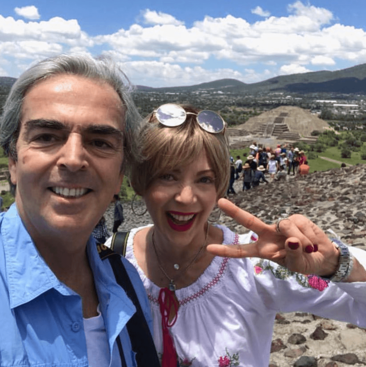 Lorenzo Lazo revela que Edith González y su primera esposa usaron el mismo tocado en su boda