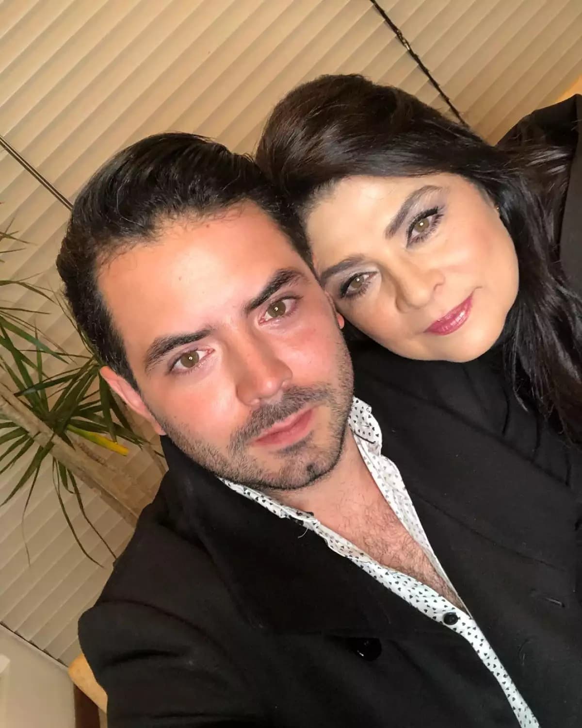 Victoria Ruffo envía tajante mensaje al papá y madrastra de José Eduardo Derbez
