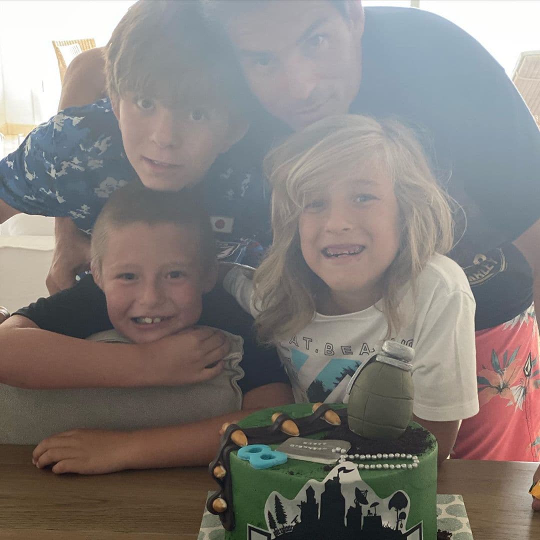 A través de su cuenta oficial de Instagram, la exreina de belleza siempre comparte fotografías junto a Alexis y Claudio, de 14 y 11 años respectivamente.
